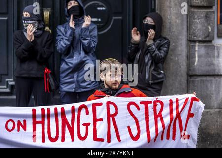 MAASTRICHT - Pro-palästinensische Studenten haben das Fakultätsgebäude der Universität Maastricht (UM) an der Grote Gracht besetzt. Sie haben Banner aufgehängt und singen Slogans von einem Balkon. ANP MARCEL VAN HOORN niederlande raus - belgien raus Stockfoto