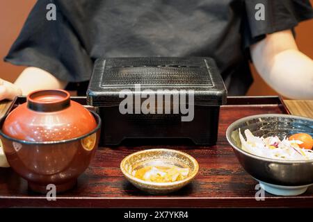 Asiatische Frau, die bereit ist, japanisches Essen zu essen, gegrilltes Rindfleisch mit Reis, Gyu Donburi in bento-Box Stockfoto