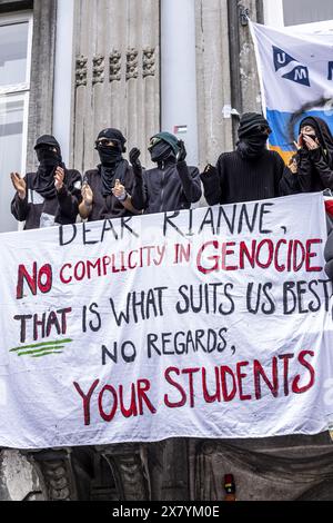 MAASTRICHT - Pro-palästinensische Studenten haben das Fakultätsgebäude der Universität Maastricht (UM) an der Grote Gracht besetzt. Sie haben Banner aufgehängt und singen Slogans von einem Balkon. ANP MARCEL VAN HOORN niederlande raus - belgien raus Stockfoto