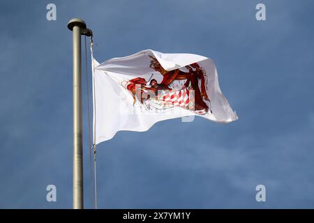 Flagge des Fürstentums Monaco über der Burg Grimaldi Stockfoto