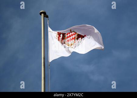 Flagge des Fürstentums Monaco über der Burg Grimaldi Stockfoto