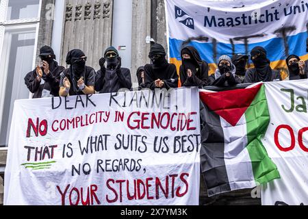 MAASTRICHT - Pro-palästinensische Studenten haben das Fakultätsgebäude der Universität Maastricht (UM) an der Grote Gracht besetzt. Sie haben Banner aufgehängt und singen Slogans von einem Balkon. ANP MARCEL VAN HOORN niederlande raus - belgien raus Stockfoto