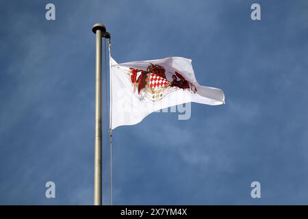 Flagge des Fürstentums Monaco über der Burg Grimaldi Stockfoto