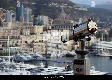 Monaco, Monaco - 02.10.2022: Morgenblick auf das Fürstentum Monaco vom Fürstenpalast aus, mit einem Teleskop im Vordergrund, teilweise aus der Nähe Stockfoto