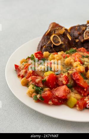 Köstliches herzhaftes Mittag- oder Abendessen, Kichererbseneintopf mit gedünstetem Gemüse, gebratener truthahn und Hummus, gesundes köstliches Essen Stockfoto