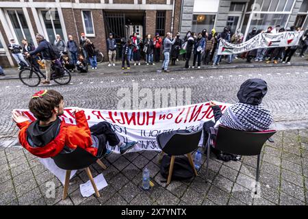 MAASTRICHT - Pro-palästinensische Studenten haben das Fakultätsgebäude der Universität Maastricht (UM) an der Grote Gracht besetzt. Sie haben Banner aufgehängt und singen Slogans von einem Balkon. ANP MARCEL VAN HOORN niederlande raus - belgien raus Stockfoto