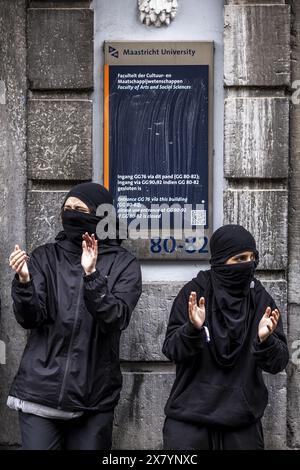 MAASTRICHT - Pro-palästinensische Studenten haben das Fakultätsgebäude der Universität Maastricht (UM) an der Grote Gracht besetzt. Sie haben Banner aufgehängt und singen Slogans von einem Balkon. ANP MARCEL VAN HOORN niederlande raus - belgien raus Stockfoto