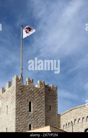 Flagge des Fürstentums Monaco über der Burg Grimaldi Stockfoto