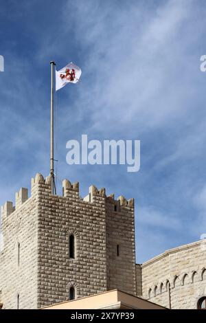 Flagge des Fürstentums Monaco über der Burg Grimaldi Stockfoto