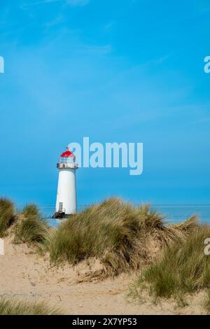 Die Sanddünen und der denkmalgeschützte Baupunkt des Ayr Lighthouse am Talacre Beach in Nordwales, Großbritannien an einem sonnigen Sommertag. Stockfoto