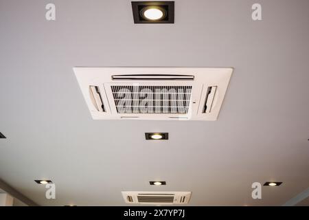 Moderne, an der Decke montierte Kassettenklimaanlage Stockfoto