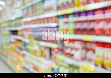 Abstrakte Unschärfe gesundes Fruchtsaftprodukt auf Supermarkt Regale Hintergrund Stockfoto