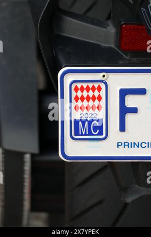 Monaco, Monaco - 02.10.2022: Fragment eines Motorradkennzeichens im Fürstentum Monaco Stockfoto