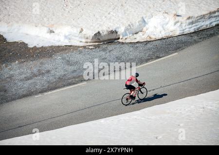 Cervieres, Frankreich. Mai 2024. Ein Mann besteigt den Col d Izoard mit dem Fahrrad, Frankreich, Hautes-Alpes, Col d Izoard, 21. Mai, 2024. Foto von Thibaut Durand/ABACAPRESS. COM Credit: Abaca Press/Alamy Live News Stockfoto