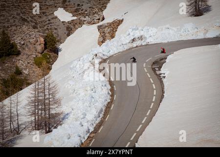 Cervieres, Frankreich. Mai 2024. Athleten steigen den Col d Izoard auf Skateboards ab, Frankreich, Hautes-Alpes, Col d Izoard, 21. Mai, 2024. Foto von Thibaut Durand/ABACAPRESS. COM Credit: Abaca Press/Alamy Live News Stockfoto