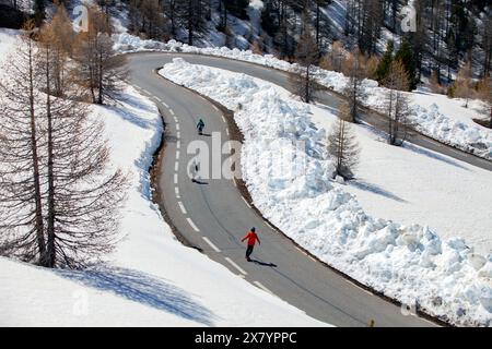 Cervieres, Frankreich. Mai 2024. Athleten steigen den Col d Izoard auf Skateboards ab, Frankreich, Hautes-Alpes, Col d Izoard, 21. Mai, 2024. Foto von Thibaut Durand/ABACAPRESS. COM Credit: Abaca Press/Alamy Live News Stockfoto