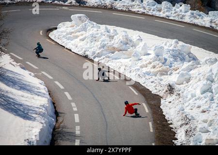 Cervieres, Frankreich. Mai 2024. Athleten steigen den Col d Izoard auf Skateboards ab, Frankreich, Hautes-Alpes, Col d Izoard, 21. Mai, 2024. Foto von Thibaut Durand/ABACAPRESS. COM Credit: Abaca Press/Alamy Live News Stockfoto