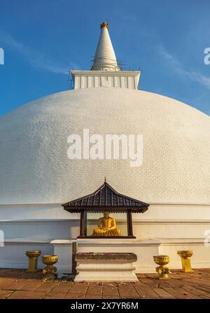 Maha Seya Mihintale und ein buddhistischer Schrein Stockfoto