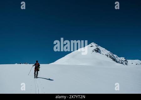 Skibergsteiger, der im Neuschnee zum Gipfel des Piz de Mucia, San Bernardino Pass, Schweiz Stockfoto