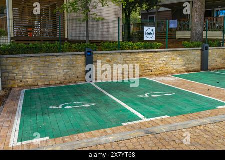 Ausgewiesene Parkplätze mit Ladestation für Elektrofahrzeuge. Parkplatz für Elektroautos Stockfoto