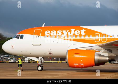 Aktenfoto vom 5/2021 eines easyJet-Flugzeugs am Flughafen Gatwick. Das neue Kontrollzentrum von easyJet ermöglicht es seinen Betriebsteams, Flüge mit KI besser zu verwalten, so die Fluggesellschaft. Die Mitarbeiter des integrierten Kontrollzentrums in der Nähe des Flughafens Luton, Bedfordshire, haben Zugang zu Jetstream, einem generativen KI-Tool, mit dem sie nach Angaben des Unternehmens Probleme für Piloten und Crews am Boden schneller lösen können. Ausgabedatum: Mittwoch, 22. Mai 2024. Stockfoto