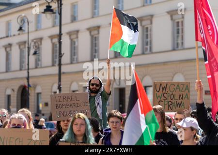 Warschau, Polen. Mai 2024. Ein Demonstrant schwingt während der Demonstration eine palästinensische Flagge. Studierende der Universität Warschau und anderer akademischer Organisationen versammelten sich, um dem Rektor der Universität einen offenen Brief zu überreichen. Der Brief fordert das Ende der Zusammenarbeit der Schule in Austauschprogrammen mit israelischen Universitäten. (Credit Image: © Marek Antoni Iwanczuk/SOPA Images via ZUMA Press Wire) NUR REDAKTIONELLE VERWENDUNG! Nicht für kommerzielle ZWECKE! Stockfoto