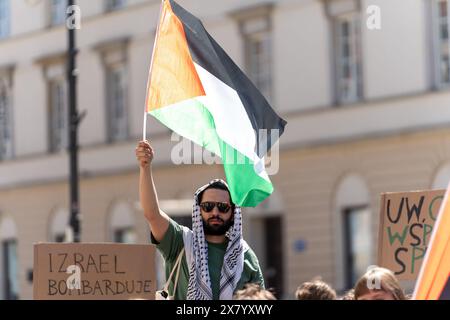 Warschau, Polen. Mai 2024. Ein Demonstrant schwingt während der Demonstration eine palästinensische Flagge. Studierende der Universität Warschau und anderer akademischer Organisationen versammelten sich, um dem Rektor der Universität einen offenen Brief zu überreichen. Der Brief fordert das Ende der Zusammenarbeit der Schule in Austauschprogrammen mit israelischen Universitäten. (Credit Image: © Marek Antoni Iwanczuk/SOPA Images via ZUMA Press Wire) NUR REDAKTIONELLE VERWENDUNG! Nicht für kommerzielle ZWECKE! Stockfoto