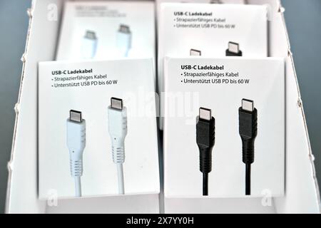 Augsburg, Bayern, Deutschland - 18. Mai 2024: Ladekabel mit USB-C-Stecker in einem Elektronikgeschäft verpackt *** Ladekabel mit dem Stecker USB-C verpackt in einem elektronik Geschäft Stockfoto