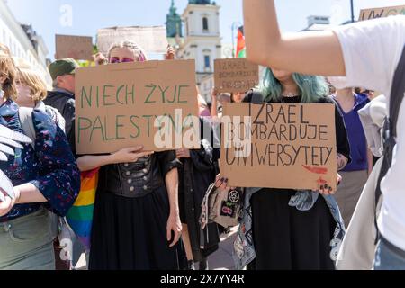 Warschau, Polen. Mai 2024. Die Demonstranten halten Plakate, die ihre Meinung während der Demonstration zum Ausdruck bringen. Studierende der Universität Warschau und anderer akademischer Organisationen versammelten sich, um dem Rektor der Universität einen offenen Brief zu überreichen. Der Brief fordert das Ende der Zusammenarbeit der Schule in Austauschprogrammen mit israelischen Universitäten. (Credit Image: © Marek Antoni Iwanczuk/SOPA Images via ZUMA Press Wire) NUR REDAKTIONELLE VERWENDUNG! Nicht für kommerzielle ZWECKE! Stockfoto