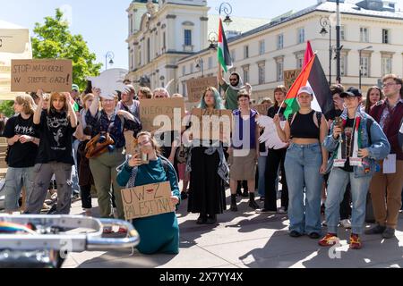 Warschau, Polen. Mai 2024. Demonstranten halten während der Demonstration Plakate und palästinensische Fahnen. Studierende der Universität Warschau und anderer akademischer Organisationen versammelten sich, um dem Rektor der Universität einen offenen Brief zu überreichen. Der Brief fordert das Ende der Zusammenarbeit der Schule in Austauschprogrammen mit israelischen Universitäten. (Credit Image: © Marek Antoni Iwanczuk/SOPA Images via ZUMA Press Wire) NUR REDAKTIONELLE VERWENDUNG! Nicht für kommerzielle ZWECKE! Stockfoto