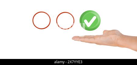 Halten Sie das grüne Symbol für das rechte Zeichen mit der Hand und das leere rote Symbol. Auswahlkonzept Stockfoto