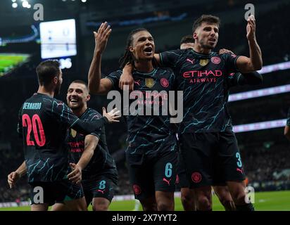 Dateifoto vom 26.01.2024 von Nathan Ake aus Manchester City feiert das erste Tor ihrer Mannschaft im Spiel mit Teamkollegen. Nathan Ake holte sich einen Sieger in der 88. Minute, als City schließlich zum sechsten Mal ein Spiel im Tottenham Hotspur Stadium gewann. Ausgabedatum: Mittwoch, 22. Mai 2024. Stockfoto