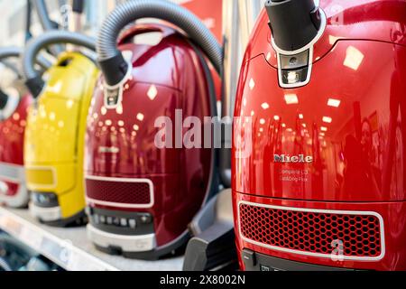 Augsburg, Bayern, Deutschland - 18. Mai 2024: Staubsauger von Miele in einem Elektrofachgeschäft *** Staubsauger von Miele in einem Elektronik Fachgeschäft Stockfoto