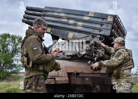 Orichhiv, Ukraine. Mai 2024. Ukrainische Soldaten der 65. Separaten mechanischen Brigade betreiben einen BM-21 „Grad“-Mehrfachraketenwerfer, um auf russische Stellungen in der Nähe der Frontlinie in der Region Zaporischzhia zu schießen. Die USA wollen "grundsätzlich", dass die Ukraine den Krieg gegen Russland gewinnt, sagte Matthew Miller, Sprecher des US-Außenministeriums, während eines Briefings. Miller wiederholte auch die Erklärung des US-Außenministers Antony Blinken, in der er über die strategische Niederlage sprach, die Russland "sich selbst gebracht hat", indem er den Krieg eingeleitet hat. Quelle: SOPA Images Limited/Alamy Live News Stockfoto