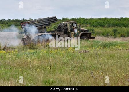 Orichhiv, Ukraine. Mai 2024. Der ukrainische Militärraketenwerfer BM-21 „Grad“ der 65. Separaten Mechanisierten Brigade fährt auf der Straße nahe der Frontlinie in der Region Zaporischzhia an. Die USA wollen "grundsätzlich", dass die Ukraine den Krieg gegen Russland gewinnt, sagte Matthew Miller, Sprecher des US-Außenministeriums, während eines Briefings. Miller wiederholte auch die Erklärung des US-Außenministers Antony Blinken, in der er über die strategische Niederlage sprach, die Russland "sich selbst gebracht hat", indem er den Krieg eingeleitet hat. Quelle: SOPA Images Limited/Alamy Live News Stockfoto