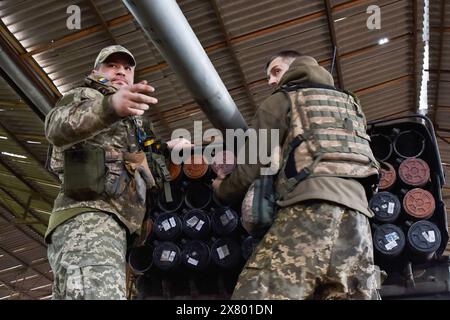 Ukrainische Soldaten der 65. Separaten Mechanisierten Brigade laden Raketen in einen BM-21 'Grad' Mehrfachraketenwerfer, um auf russische Stellungen in der Nähe der Frontlinie in der Region Zaporischzhia zu schießen. Die USA wollen "grundsätzlich", dass die Ukraine den Krieg gegen Russland gewinnt, sagte Matthew Miller, Sprecher des US-Außenministeriums, während eines Briefings. Miller wiederholte auch die Erklärung des US-Außenministers Antony Blinken, in der er über die strategische Niederlage sprach, die Russland "sich selbst gebracht hat", indem er den Krieg eingeleitet hat. Stockfoto