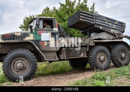 Orichhiv, Ukraine. Mai 2024. Der ukrainische Militärraketenwerfer BM-21 „Grad“ der 65. Separaten Mechanisierten Brigade fährt auf der Straße nahe der Frontlinie in der Region Zaporischzhia an. Die USA wollen "grundsätzlich", dass die Ukraine den Krieg gegen Russland gewinnt, sagte Matthew Miller, Sprecher des US-Außenministeriums, während eines Briefings. Miller wiederholte auch die Erklärung des US-Außenministers Antony Blinken, in der er über die strategische Niederlage sprach, die Russland "sich selbst gebracht hat", indem er den Krieg eingeleitet hat. Quelle: SOPA Images Limited/Alamy Live News Stockfoto