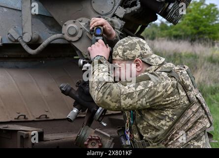 Orichhiv, Ukraine. Mai 2024. Ein ukrainischer Soldat der 65. Separaten Mechanisierten Brigade zielt darauf ab, einen BM-21 „Grad“-Mehrfachraketenwerfer auf russische Stellungen in der Nähe der Frontlinie in der Region Zaporischzhia abzufeuern. Die USA wollen "grundsätzlich", dass die Ukraine den Krieg gegen Russland gewinnt, sagte Matthew Miller, Sprecher des US-Außenministeriums, während eines Briefings. Miller wiederholte auch die Erklärung des US-Außenministers Antony Blinken, in der er über die strategische Niederlage sprach, die Russland "sich selbst gebracht hat", indem er den Krieg eingeleitet hat. Quelle: SOPA Images Limited/Alamy Live News Stockfoto