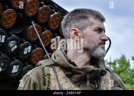 Orichhiv, Ukraine. Mai 2024. Ein ukrainischer Soldat der 65. Separaten Mechanisierten Brigade betreibt einen BM-21 „Grad“-Mehrfachraketenwerfer, der auf russische Stellungen in der Nähe der Frontlinie in der Region Zaporischzhia abfeuert. Die USA wollen "grundsätzlich", dass die Ukraine den Krieg gegen Russland gewinnt, sagte Matthew Miller, Sprecher des US-Außenministeriums, während eines Briefings. Miller wiederholte auch die Erklärung des US-Außenministers Antony Blinken, in der er über die strategische Niederlage sprach, die Russland "sich selbst gebracht hat", indem er den Krieg eingeleitet hat. Quelle: SOPA Images Limited/Alamy Live News Stockfoto