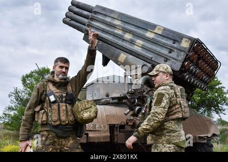 Orichhiv, Ukraine. Mai 2024. Ukrainische Soldaten der 65. Separaten mechanischen Brigade betreiben einen BM-21 „Grad“-Mehrfachraketenwerfer, um auf russische Stellungen in der Nähe der Frontlinie in der Region Zaporischzhia zu schießen. Die USA wollen "grundsätzlich", dass die Ukraine den Krieg gegen Russland gewinnt, sagte Matthew Miller, Sprecher des US-Außenministeriums, während eines Briefings. Miller wiederholte auch die Erklärung des US-Außenministers Antony Blinken, in der er über die strategische Niederlage sprach, die Russland "sich selbst gebracht hat", indem er den Krieg eingeleitet hat. Quelle: SOPA Images Limited/Alamy Live News Stockfoto