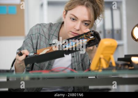 Wissenschaftlerin untersucht mechanische Hand im Labor Stockfoto