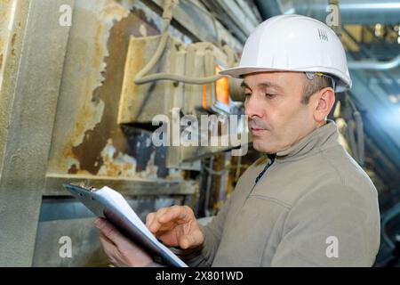 Prüfung und Notiz von Industrieingenieuren Stockfoto