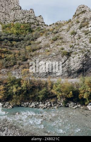 Blick auf die Berge und den Fluss von der mittelalterlichen Stadt Entrevaux in der Provence, Südfrankreich Stockfoto