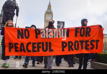 London, Großbritannien. Dezember 2023. Just Stop Oil-Aktivisten marschieren mit dem Banner „kein Gefängnis für friedlichen Protest“ auf den Parlamentsplatz, während die Klimaschutzgruppe einen Protest in Solidarität mit den inhaftierten Aktivisten Morgan Trowland, Marcus Decker, Phoebe Plummer und anderen und gegen die fortgesetzten Festnahmen von Klimaaktivisten veranstaltet. Quelle: Vuk Valcic/Alamy Live News Stockfoto