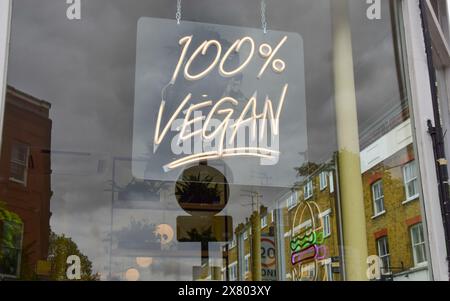London, Großbritannien. Mai 2021. 100 % Veganer Schild in Rudy's Vegan Diner, Islington. Quelle: Vuk Valcic / Alamy Stockfoto