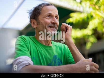 Comickünstler Franz Suess am Mittwoch, 15. Mai 2024, im Interview mit der Presseagentur APA Österreich in Wien. , . Quelle: APA-PictureDesk/Alamy Live News Stockfoto