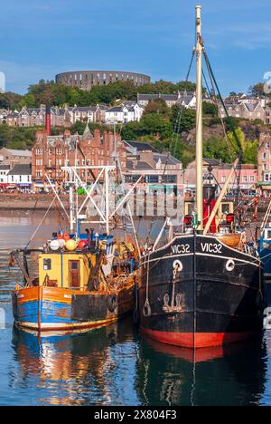 Fischerboote und Clyde Puffer Vic 32 im Hafen von Oban. Argyll. Stockfoto