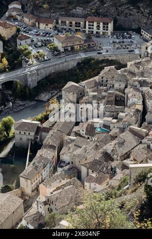 Entrevaux, Frankreich - 30.10.2022 : Blick auf die mittelalterliche Stadt Entrevaux von der Zitadelle auf dem Berg Stockfoto