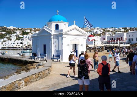 Mykonos, Griechenland - 7. Mai 2024: Symbolisches Foto der Touristenmassen auf der griechischen Insel Mykonos. Besucher und Touristen im Sommer *** Symbolfoto Touristenmassen auf der Insel Mykonos in Griechenland. Besucher und Touristen im Sommer Stockfoto