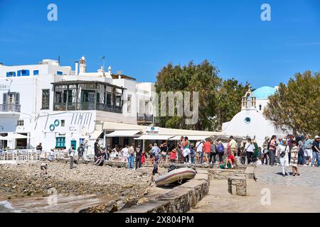 Mykonos, Griechenland - 7. Mai 2024: Symbolisches Foto der Touristenmassen auf der griechischen Insel Mykonos. Besucher und Touristen im Sommer *** Symbolfoto Touristenmassen auf der Insel Mykonos in Griechenland. Besucher und Touristen im Sommer Stockfoto